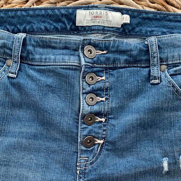 Torrid Button Fly Destructed Shorts sz16 - Picture 8 of 15